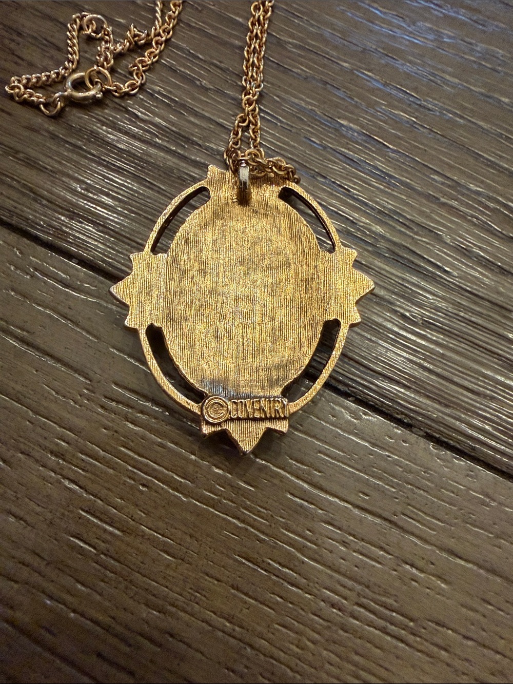 Vintage 1977 Gold Floral Oval Pendant Necklace - Pink & Black Roses - Picture 3 of 4